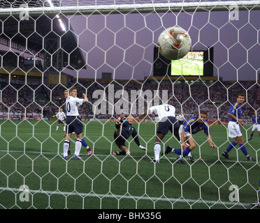 World Cup 2002 England 1 Schweden 1 Sol Campbell erzielte das erste Tor Stockfoto