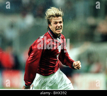 Welt Cup Frankreich 1998 England 2 Kolumbien 0 Gruppe G David Beckham feiert scoring einen Freistoß für Englands 2. Ziel Juni 1998 im Spiel gegen Kolumbien in Objektiv Felix Bollaert, Objektiv Stockfoto