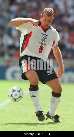 Alan Shearer Newcastle und England Fußballer Juni 1998 In Aktion gegen Tunesien während Englands erste Spiel der WM 1998 Stockfoto