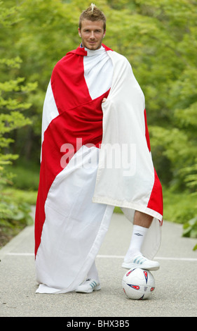 David Beckham, kann 2002 The England Fußball-Kapitän fotografiert wird drapiert mit dem Kreuz von St. George auf Awaji Insel, Japan Stockfoto