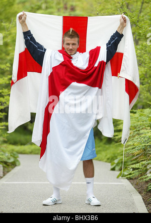 David Beckham, kann 2002 The England Fußball-Kapitän fotografiert wird drapiert mit dem Kreuz von St. George auf Awaji Insel, Japan Stockfoto