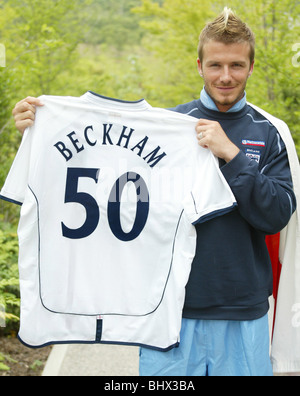 David Beckham, kann 2002 The England Fußball-Kapitän auf Awaji Insel, Japan mit seinem "Beckham 50" Hemd fotografiert wird Stockfoto