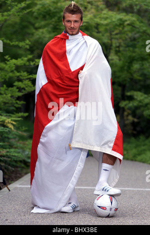 David Beckham, kann 2002 The England Fußball-Kapitän fotografiert wird drapiert mit dem Kreuz von St. George auf Awaji Insel, Japan Stockfoto