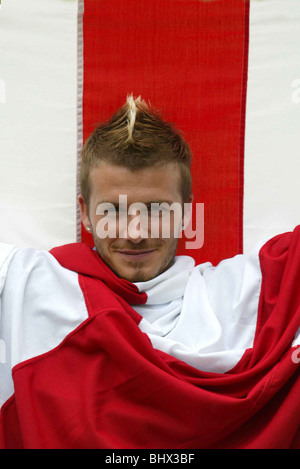 David Beckham drapiert in Saint Georges Cross von England Awaji Insel, Japan Mai 2002 Stockfoto