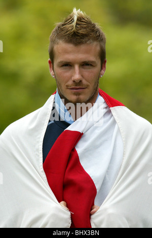 David Beckham, kann 2002 The England Fußball-Kapitän fotografiert wird drapiert mit dem Kreuz von St. George auf Awaji Insel, Japan Stockfoto