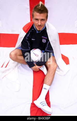 David Beckham, kann 2002 The England Fußball-Kapitän fotografiert wird drapiert mit dem Kreuz von St. George auf Awaji Insel, Japan Stockfoto