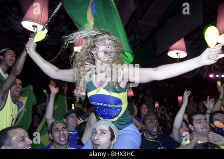 Brasilianische Fußball-Fans-Fans Juni 2002 Fußball Juni 2002 FIFA World Cup Korea/Japan England V Brasilien A weibliche Brasilien fan Stockfoto