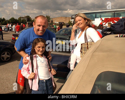 Walisischen Rugby-Spieler Gareth Thomas gesehen ab auf Weg zum Rugby World Cup von Frau Jemma und Tochter Carys 9 Jahre 27. September 2003 Stockfoto