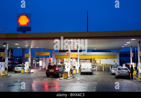 Eine Shell-Tankstelle in der Nacht in London, Vereinigtes Königreich mit Autos mit Benzin tanken. Stockfoto