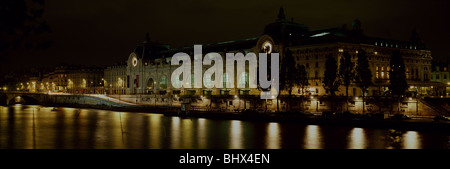 Panorama-Aufnahme des Musee d ' Orsay, Paris beleuchtet, Frankreich Stockfoto