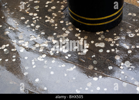 Kaugummi-Bedrohung. Mülleimer in der Nähe vermisst, Baker Street, London, England, UK, Europa Stockfoto