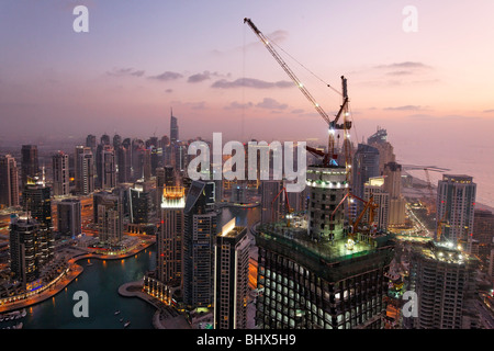 Dubai Marina bei Sonnenuntergang, Wolkenkratzern. Bau Stockfoto