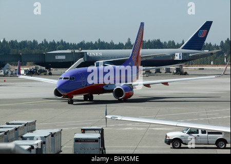 Southwest Airlines Boing 737-700 Annäherung an das Terminal am Flughafen Seattle-Tacoma. Stockfoto