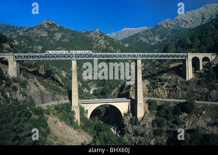 Trainieren Sie auf der Vecchio Double Road-Rail Bridge, dem von Gustave Eiffel erbauten Eisernen Gitter, in der Nähe von Vivaro auf der Ajacio-Bastia Bahn oder Eisenbahnlinie, Korsika Frankreich Stockfoto