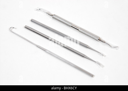 Zahnärztliche Instrumente auf weißem Hintergrund Stockfoto