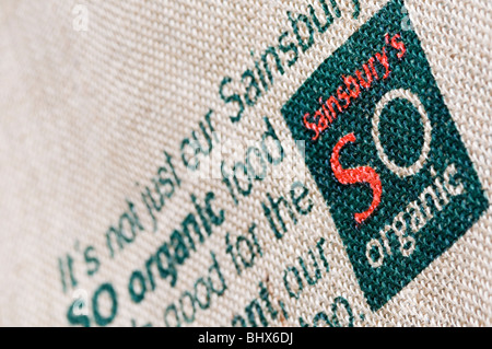 Sainsbury's Organic auf eine wiederverwendbare Jute-Einkaufstasche Stockfoto