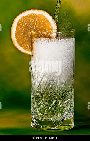Gießen einen Gin tonic Stockfoto