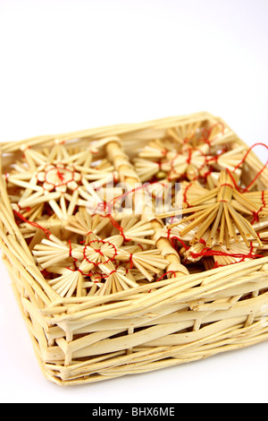 Box und Weihnachtsschmuck aus Stroh, isoliert auf weißem Hintergrund