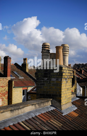 Schornsteine und Dächer der viktorianischen Reihenhäusern an einem hellen sonnigen Tag Stockfoto