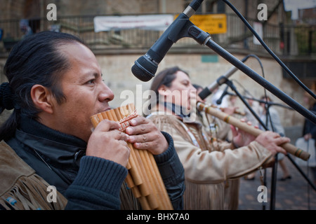 Tatanka (Native American Indian Musiker) spielen in Nottingham Stadtzentrum Stockfoto