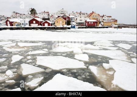 Blick auf traditionelle Dorf von Grungsund während des Winters an Bohuslan Küste in Schweden Stockfoto