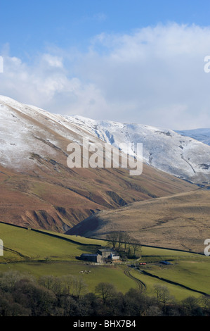 Niedrige Carlingill Farm und Howgill Fells, Cumbria, England, Vereinigtes Königreich, Europa. Stockfoto