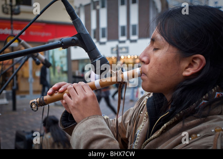 Tatanka (Native American Indian Musiker) spielen in Nottingham Stadtzentrum Stockfoto