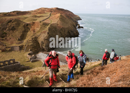 Cemaes, Anglesey, North Wales, UK Ynys Mon Ramblers auf Isle of Anglesey Küstenpfad über Porth Llanlleiana altes Porzellan funktioniert Stockfoto