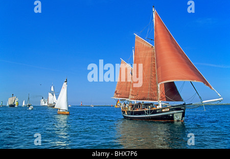 Segelschiffe am Fluss Warnow bei Rostock im Hanse-Sail, Ostsee, Mecklenburg-West Pomerania, Deutschland Stockfoto