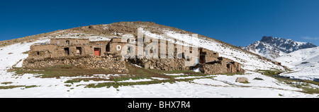 Schlamm-Backstein-Gebäude in der Nähe von dem hohen Atlas Mountain Resort von Oukaimeden, Marokko. Stockfoto