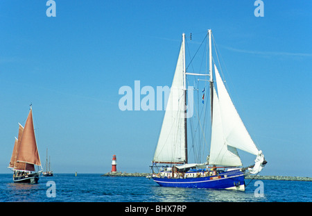 Segelschiffe am Fluss Warnow bei Rostock im Hanse-Sail, Ostsee, Mecklenburg-West Pomerania, Deutschland Stockfoto