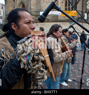 Tatanka (Native American Indian Musiker) spielen in Nottingham Stadtzentrum Stockfoto