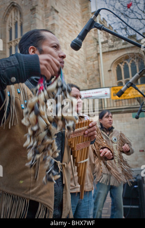 Tatanka (Native American Indian Musiker) spielen in Nottingham Stadtzentrum Stockfoto