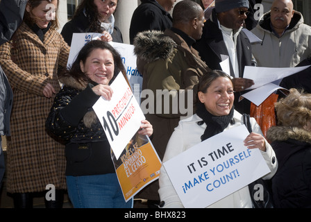 Gemeindeleiter und Klerus zu sammeln, in City Hall in New York zu drängen Latinos zur Teilnahme an der Volkszählung 2010 Stockfoto