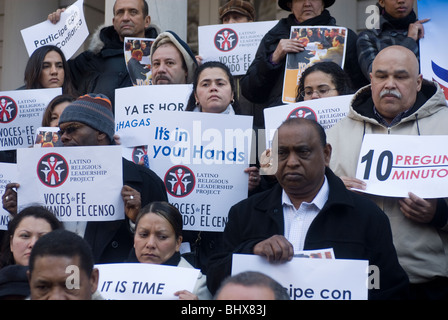 Gemeindeleiter und Klerus zu sammeln, in City Hall in New York zu drängen Latinos zur Teilnahme an der Volkszählung 2010 Stockfoto