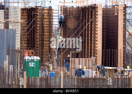 Stahlarbeiter binden Bewehrung auf einer Baustelle Stockfoto