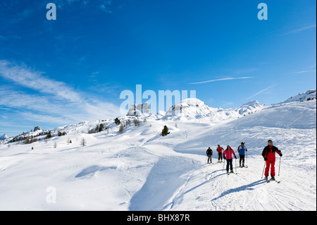 Skifahrer auf der Piste am Passo di Falzarego zwischen Andraz und Cortina d ' Ampezzo, Dolomiten, Italien Stockfoto