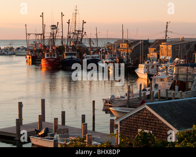 Sonnenuntergang in das hübsche Fischerdorf Dorf Menemsha auf Martha's Vineyard, Massachusetts, USA Stockfoto