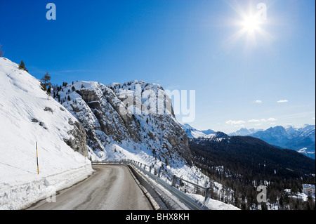 Bergstraße in den Dolomiten in der Nähe des Passo di Falzarego zwischen Andraz und Cortina d ' Ampezzo, Dolomiten, Italien Stockfoto