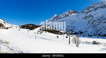 Panoramablick auf Gondeln und Seilbahnen vor Passo Tonale auf dem Weg zum Ponte di Legno, Italien Stockfoto