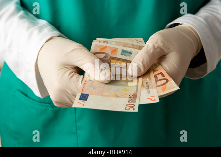 Mann trägt medizinische Peelings zählen 50 Euro-Banknoten Stockfoto