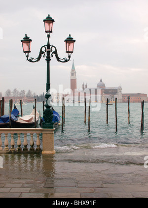 Hochwasser in Venedig, als Wasser beginnt in Markusplatz an einem Winter Morgen Flut Stockfoto