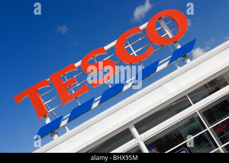 Tesco Supermarkt Shop-Zeichen vor einem tiefblauen Himmel Stockfoto
