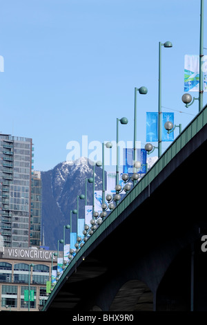 Blick auf Olympia Schwuchteln Futter der Cambie Street Bridge mit Blick auf die Berge. Stockfoto