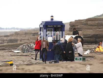 BBC Doctor Who Dreharbeiten mit Matt Smith & Karen Gillan und TARDIS am Strand in das Dorf von Southerndown in der Nähe von Bridgend South Wales GB UK 2009 Stockfoto