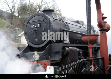 Dampf-Lokomotive 45212 Ankunft am Bahnhof Goathland auf der North Yorkshire Moors Railway Stockfoto