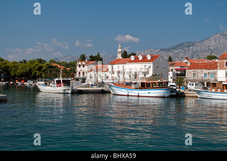 Kleinen Hafen von Stari Grad mit Kirche, Hvar, Kroatien Stockfoto