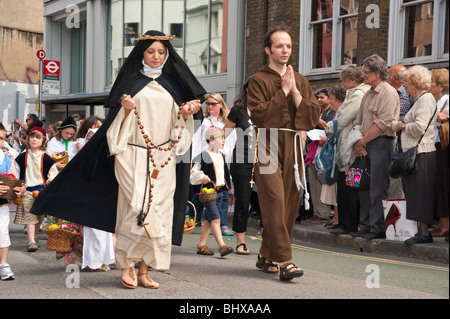 Menschenmassen beobachten Prozession zu Ehren der Muttergottes von Karmel an Hauptstraße vorbei an St. Peter italienische Kirche in Clerkenwell Stockfoto