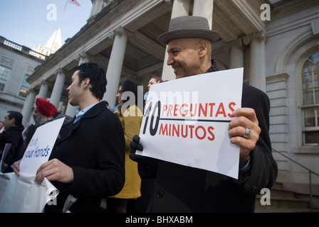 Gemeindeleiter und Klerus zu sammeln, in City Hall in New York zu drängen Latinos zur Teilnahme an der Volkszählung 2010 Stockfoto