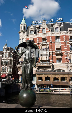 Hotel Europa, Kanal, Skulptur, Kanalboot, Restaurant Exelsior, Terasse, Amsterdam, Niederlande Stockfoto